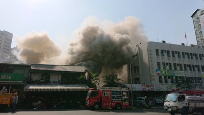 快訊／嘉義市大雅路鬧區火警　木造平房瞬間燃燒濃煙竄出