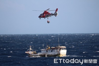 東港籍漁船長「沖之島海域」疑中風　海巡啟動海空870浬救援