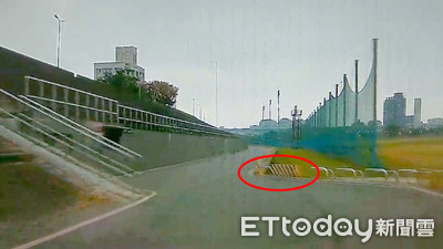 車速過快！白色奧迪撞護欄翻2圈　19歲駕駛和乘客輕傷