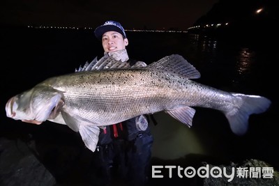 對流星許願「釣中米鱸」！　當晚「107cm巨魚」上鉤...他刷新人生紀錄