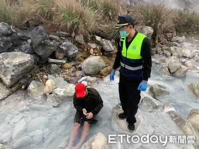 天冷想泡腳！他闖陽明山溫泉源頭　剛碰水秒灼傷...消防員急救也慘陷泥地燙傷