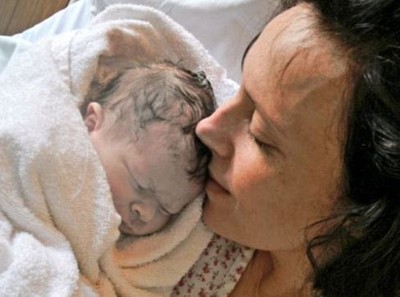 小女嬰出生6小時「懷抱中斷氣當小天使」　母崩潰痛哭…遭醫冷嗆：安靜點！