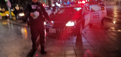 拿酒瓶挑釁路人還敲警車　醉漢遭警噴辣椒水制伏