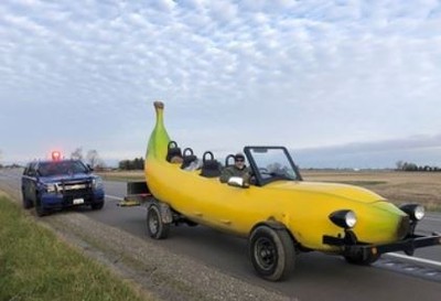 他開「手工香蕉車」旅行遇臨檢！　警察一看「暖夾鈔票」 歸還駕照