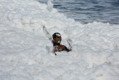 印度海灘佈滿「白色毒泡沫」！專家揭驚悚真相　遊客仍在裡面開心自拍