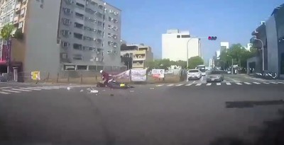 台南老翁疑打錯檔　倒車加速撞斷機車騎士手腳