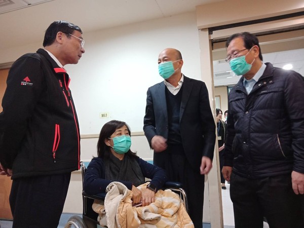 ▲▼吴敦义、韩国瑜等人前往医院探视陈玉珍、林奕华。(图/国民党团提供) ▲▼吴敦义、韩国瑜等人前往医院探视陈玉珍、林奕华。(图/国民党团提供)