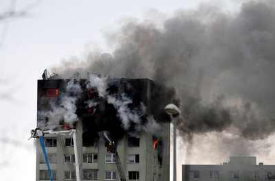 斯洛伐克公寓氣爆釀嚴重火警...至少5死40傷！住戶曾聞到瓦斯味