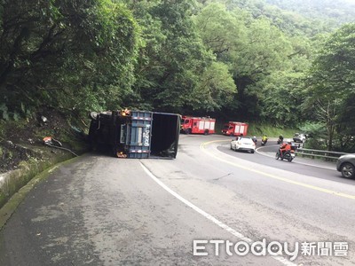 臺灣9鼎線10.5噸卡車自撞山牆!1名男子,2名婦女一度被困,碎片從駕駛座噴出