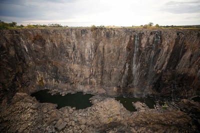 維多利亞瀑布水量砍半剩微弱細流　非洲南部陷乾旱危機還停電