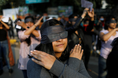 頻傳女性遭「性侵焚燒」慘死！印度爆發「黑布蒙眼示威」