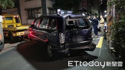 快訊／北市士林區一車高速衝民宅！「大門、圍欄撞毀」…住戶全嚇傻