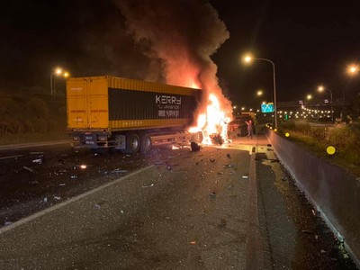 快訊／國一北上龜山段「聯結撞拖板」火燒車　2歲童、1女慘成焦屍