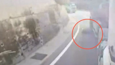 驚悚影片曝!台七線聯結車輾機車 騎士「臀部以下斷肢」送醫不治