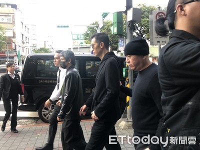高宇橋忙打點以翔告別式 「飛機造型紙紮」願弟弟高飛