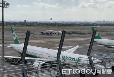 全台飛機迷最新賞機景點!「桃機觀景台」25公尺近距看飛機起降