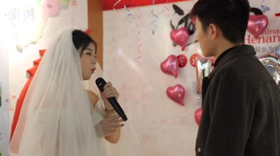 交往一周年!24歲正妹「房產權狀、BMW鑰匙」向男友求婚:我養你 ... 網羨慕爆