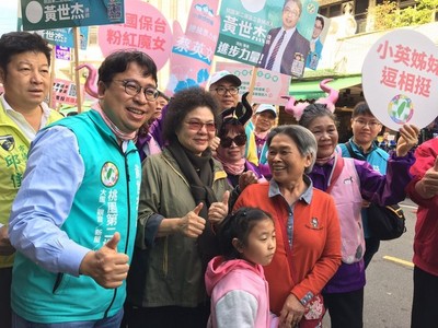 「花媽」陳菊現身桃園挺黃世杰:選戰抹黑無助台灣進步