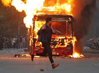 警衝入學校毆打逮人…印度公民法抗爭全國擴散　至少6人死亡