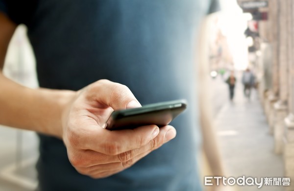 ▼示意图,科技,手机,低头族,滑手机.(图/123rf)