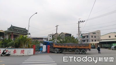 三寶騎士搶快急左彎！砂石車運將「死命猛踩煞車」撞進廟：只差一點點