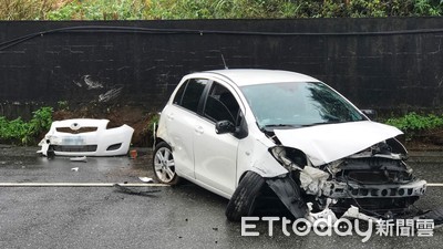 快訊／白車陽金公路自撞路旁水泥牆　車頭爛毀、安全氣囊爆開...駕駛送醫