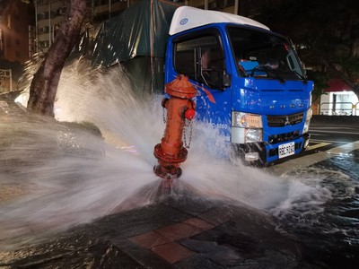 大學生租貨車轉彎不慎　車斗撞斷消防栓深夜大噴發