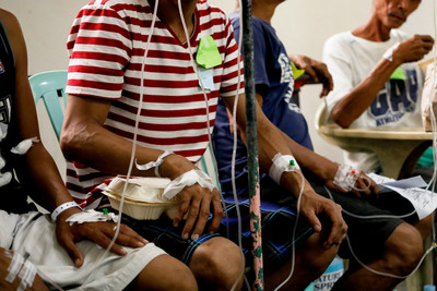 聖誕趴嗨飲「40％私釀椰子酒」…集體甲醇中毒　菲律賓11死300人送醫