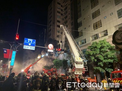 快訊／台北深夜2爆炸聲惡火！光華商場旁電池庫大火　男女痛哭：讓我上去