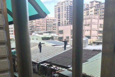 快訊／抓毒犯北上三重！台南警爬「6F高屋頂」對峙...目擊民眾聽破門聲嚇壞