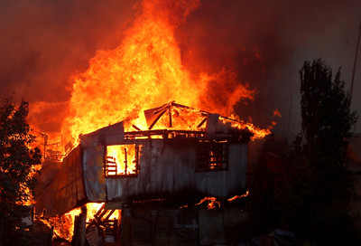 大火吞噬智利貧民區120棟房屋！　平安夜慶祝活動中逃離家園