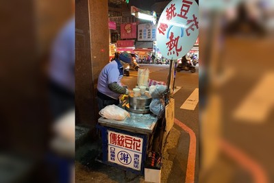 台南「良心豆花爺爺」深夜擺攤：好累了！1小時被掃光…鄰起底他超猛背景