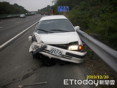 國道白車「行蹤飄忽」撞砂石車　原地打轉一圈衝護欄！又是酒駕