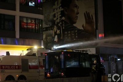香港示威者在新年倒計時後高喊”口號”,香港警方在彌敦道發射今年首枚催淚瓦斯