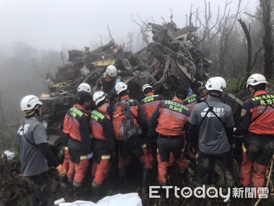 黑鷹機首墜地後劇烈翻滾　搜救員：現場這點是「5人生還關鍵」