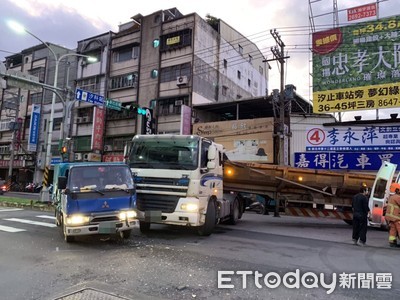 汐止大同路曳引車迴轉「碰撞小貨車」！未注意左轉燈熄釀1傷