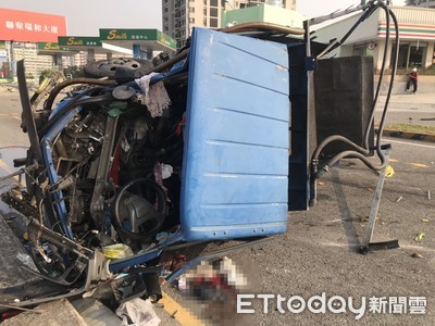 快訊／台中南屯拖板車+貨車翻覆！現場留大灘血跡…「1男1女」命危搶救中