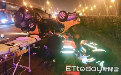 快訊／國道一號2車「撞翻交疊」1死4傷　計程車轉180度躺地慘狀曝
