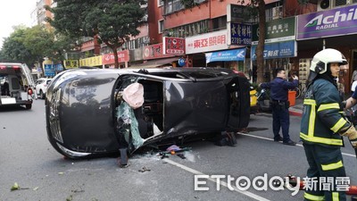 快訊／忠孝東路轎車擦撞中央分隔島！下秒翻覆橫躺路中　2人受困警消急救