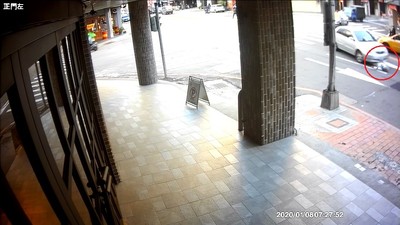 驚悚撞擊畫面曝光！走斑馬線遭轎車撞飛騰空　她「下秒捲入車底」頭部重創