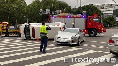 快訊／三菱GTO「奪命路口」撞翻救護車！　病患、家屬嚇傻