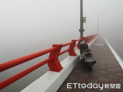 濃霧中獨留機車...他跳下「陽明山馬槽橋」亡！遺體待運上橋　家屬焦急等待