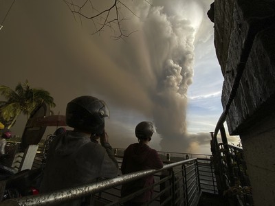 快訊／菲律賓火山爆發！蒸氣衝1公里高空　6千人撤離、馬尼拉機場暫停起降