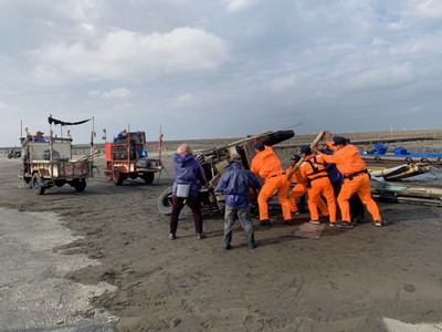 王功蚵車翻覆　蚵農遭壓手腳骨折！海巡警消急救援