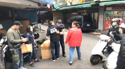 阿伯吳怡農謝票「收黑袋子」低頭落淚 本人回應了:他沒忘記我們的承諾