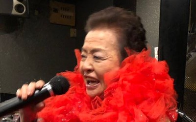 AV界真正「長輩」！84歲奶奶級女優　超享受「兒孫級帝王服務」開拍秒變老江湖