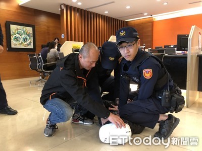 南警二分局防搶演練不一樣 「紅龜」現身呼籲歹路不可行