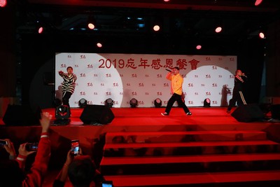 玖壹壹唱尾牙領員工大跳「蹦蹦舞」 鬆口曝過年紅包數字「一人2萬元」!