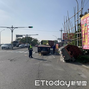 貨物未捆牢曳引車轉彎30噸模具不慎掉落車道 幸未造成傷亡