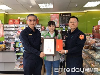中年男超商買點數後做這個舉動 店員馬上報巡守警攔阻!